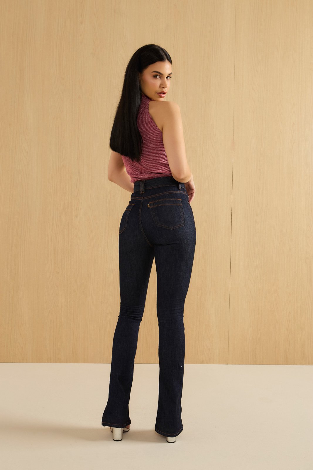 dz20907 com calca jeans feminina boot cut cintura media com cinto costas 2
