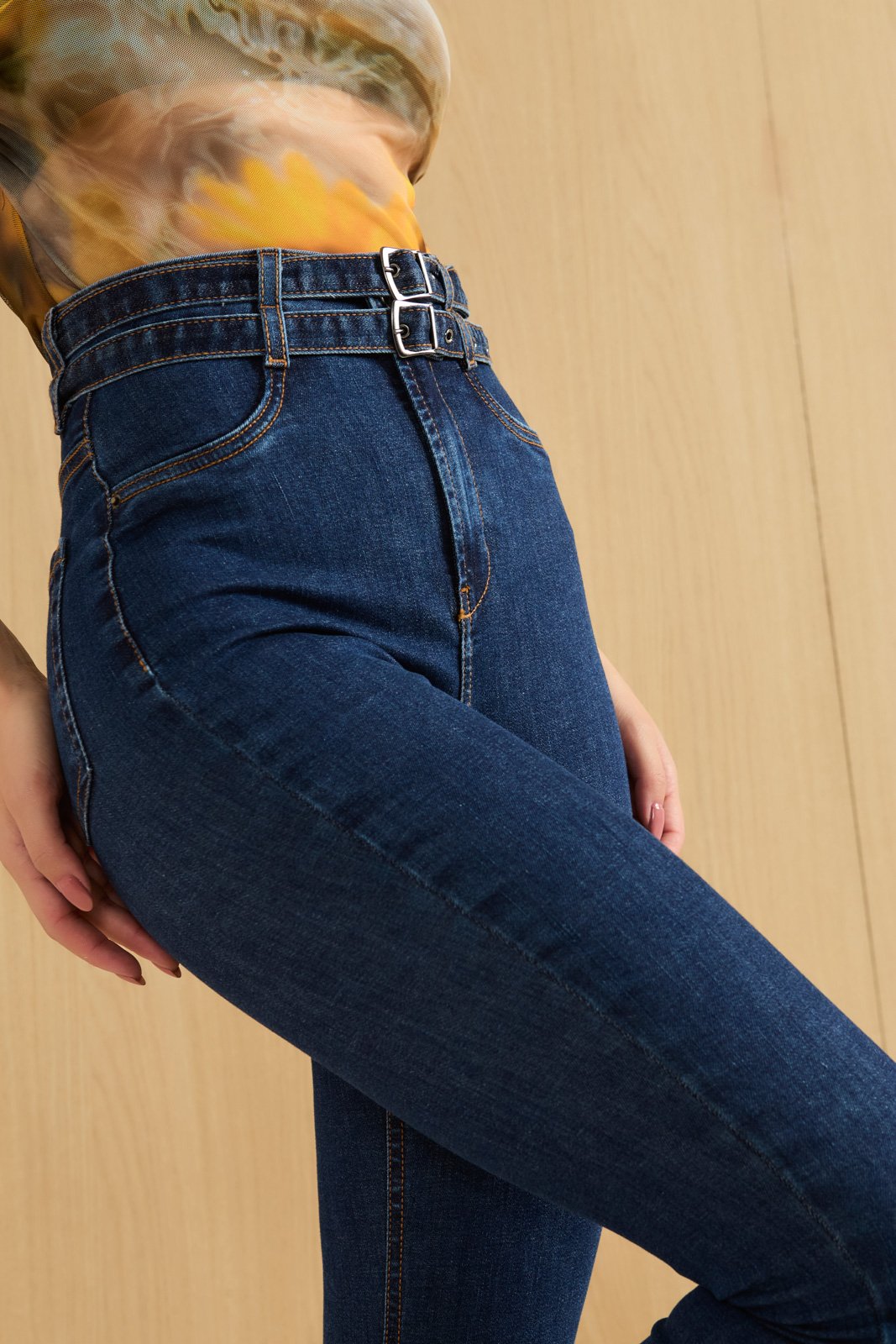 Calça Jeans Feminina Skinny Tradicional Hot Pants com Cinto Duplo