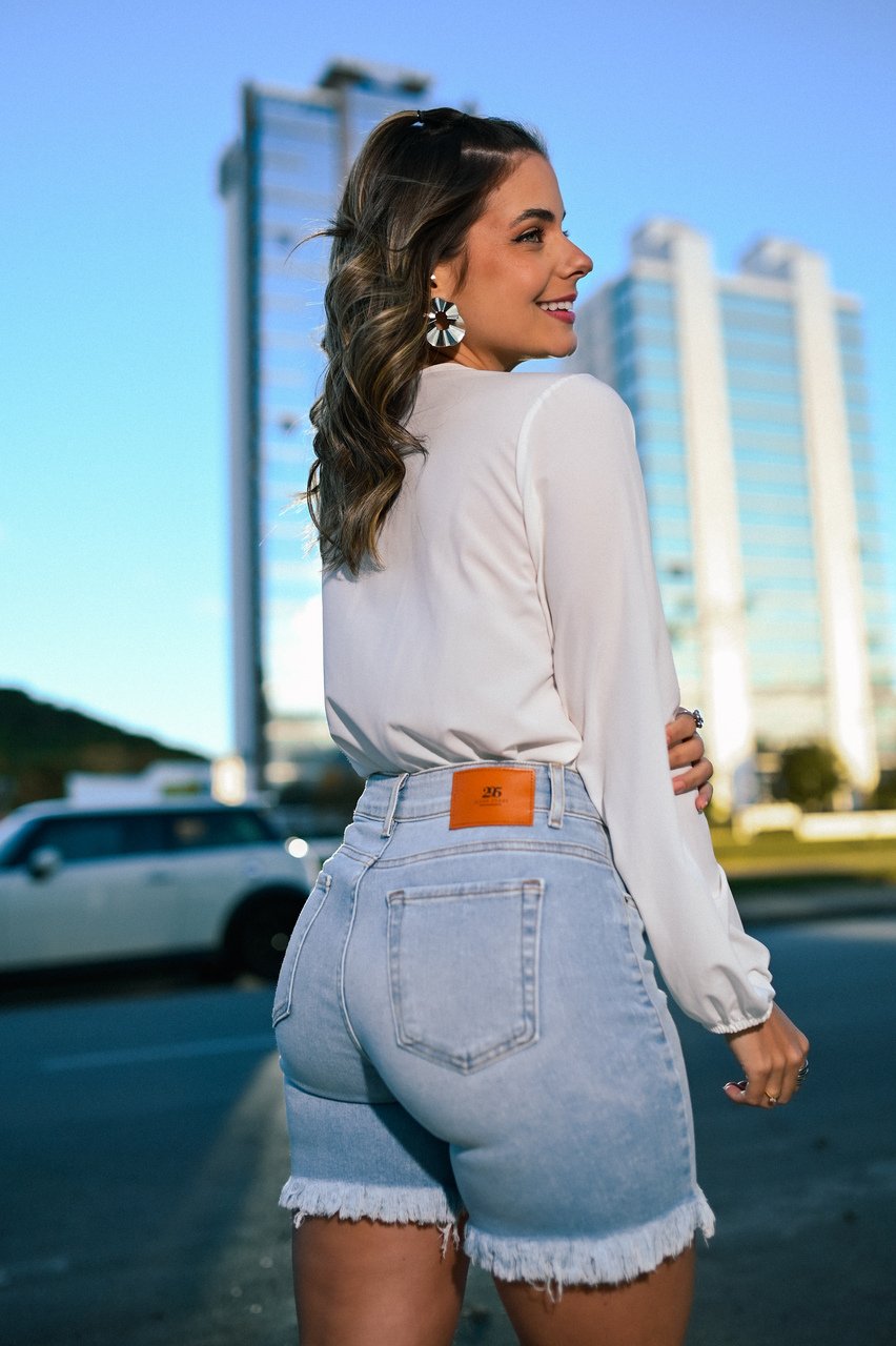 dnc4055 bermuda jeans feminina slim com barra desfiada costas easy resize com