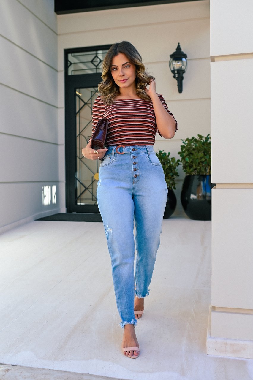 dnc20210 calca jeans feminina mom fit com fechamento de botoes frente 2 easy resize com
