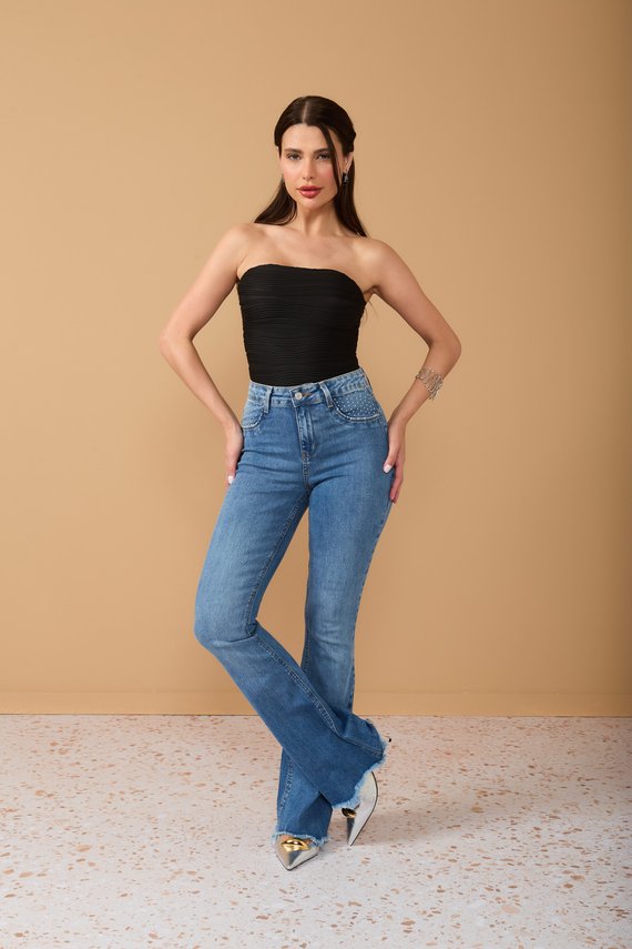 Calça Jeans Feminina Flare com Strass no Bolso - DZ20923