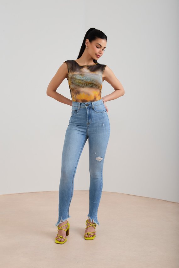 Calça Jeans Feminina Skinny Hot Pants com Barra Diferenciada - DZ20542