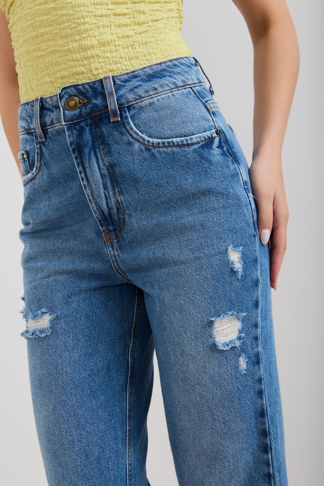 Calça Jeans Feminina Reta Tradicional com Puídos - DZ20496