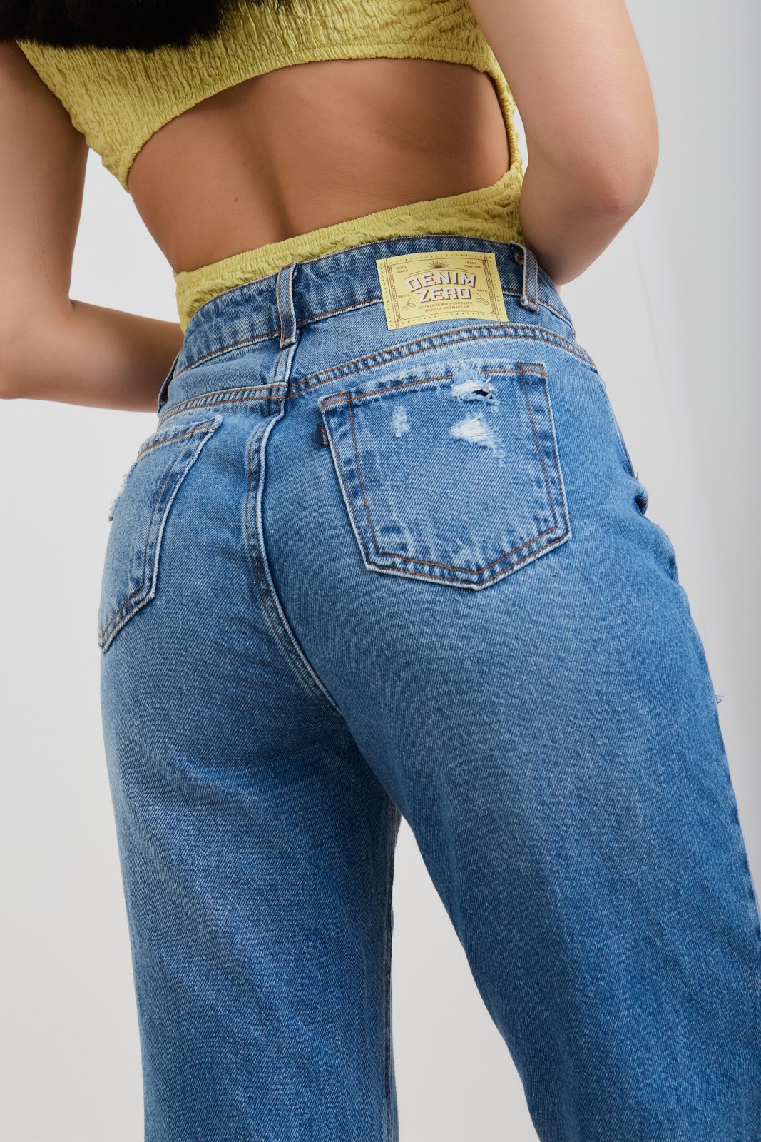 Calça Jeans Feminina Reta Tradicional com Puídos - DZ20496
