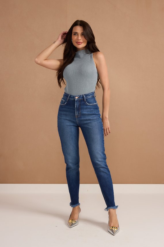 Calça Jeans Feminina Mom Fit com Barra Irregular - DZ20951