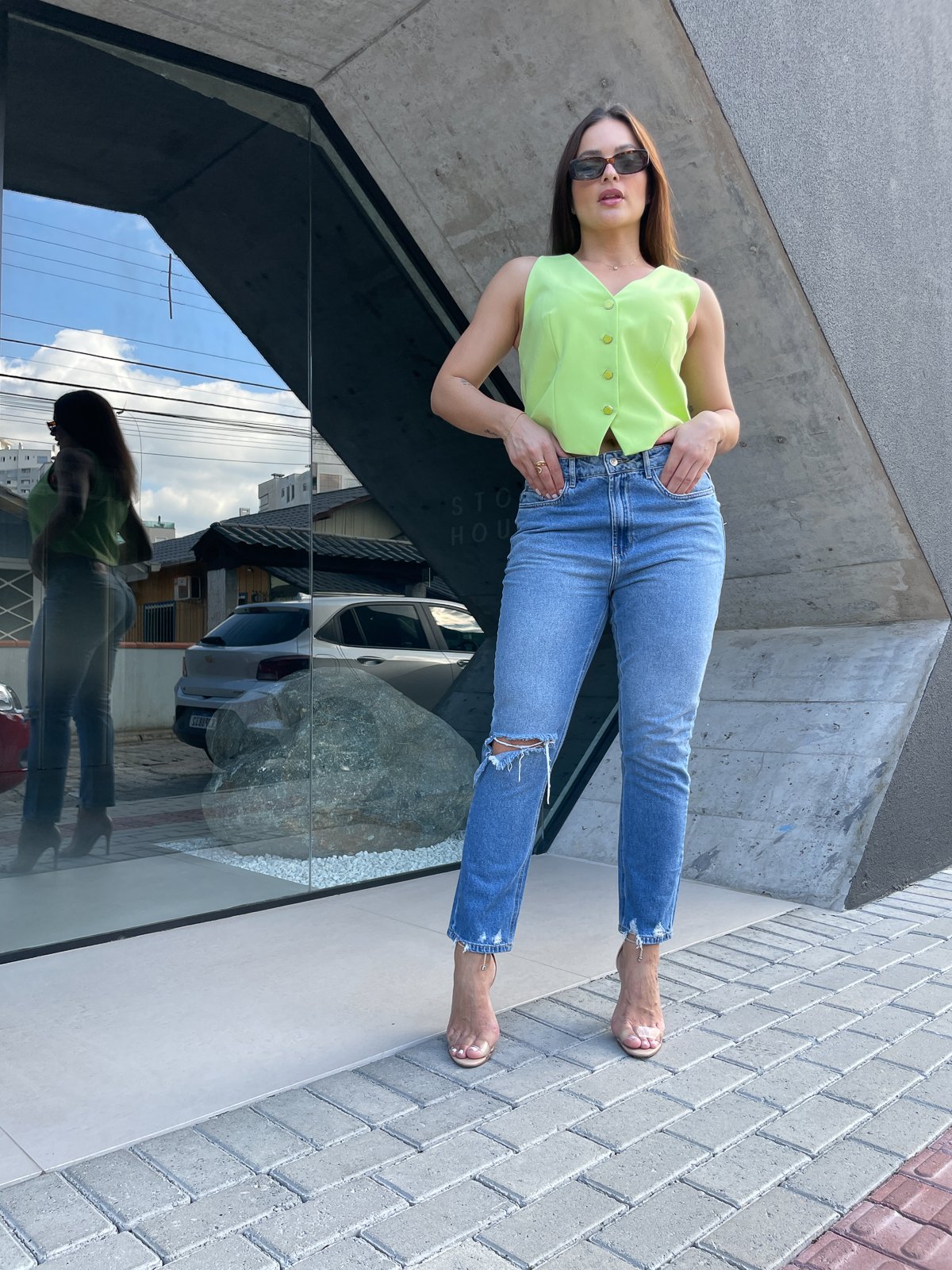 dnc20156 calca jeans feminina mom com rasgo no joelho frente 4