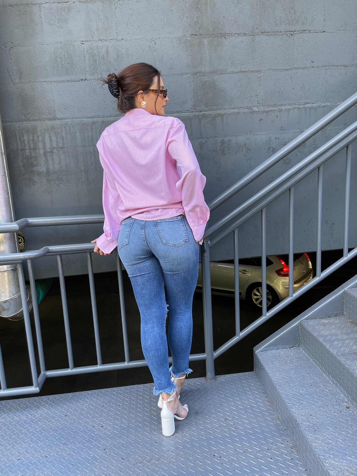 dnc20167 calca jeans feminina skinny media cigarrete e rasgos no joelho costas