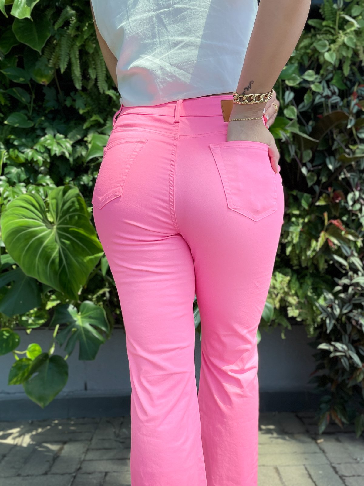 dnc20253 calca jeans feminina wide leg flare colorida costas