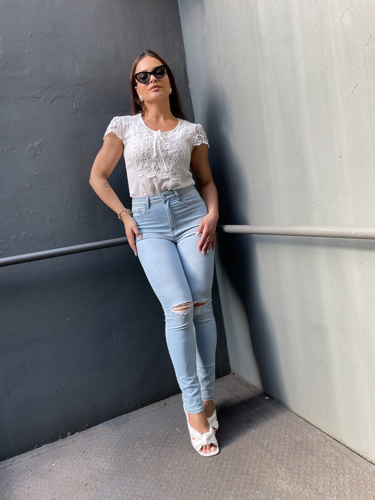 Calça Jeans Feminina Skinny Hot Pants Cigarrete com Rasgo DNC20256