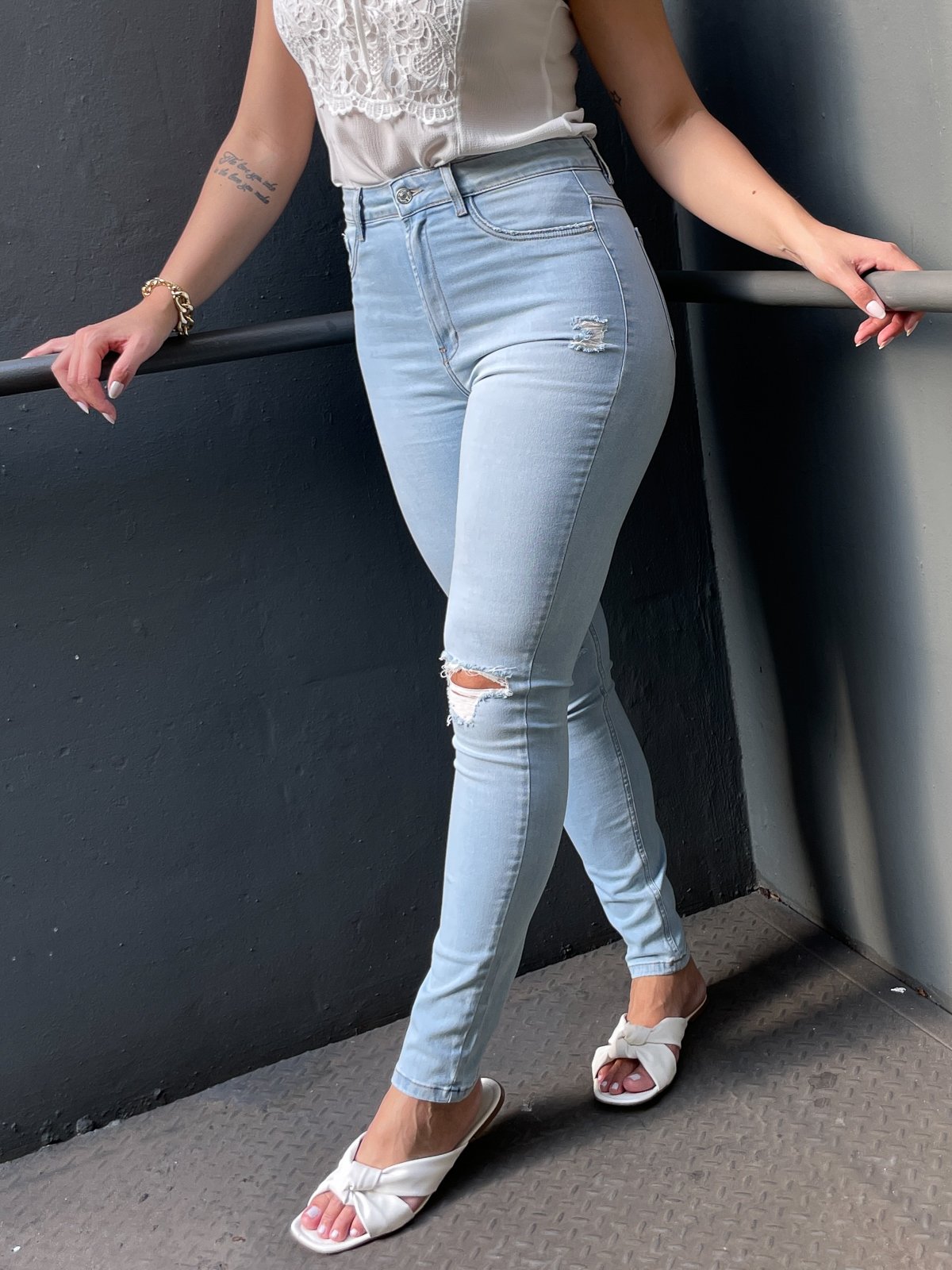 dnc20256 calca jeans feminina skinny hot pants cigarrete com rasgo lado