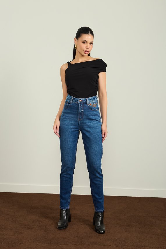 Calça Jeans Feminina Mom Fit Cigarrete com Bordado no Bolso - DZ20992