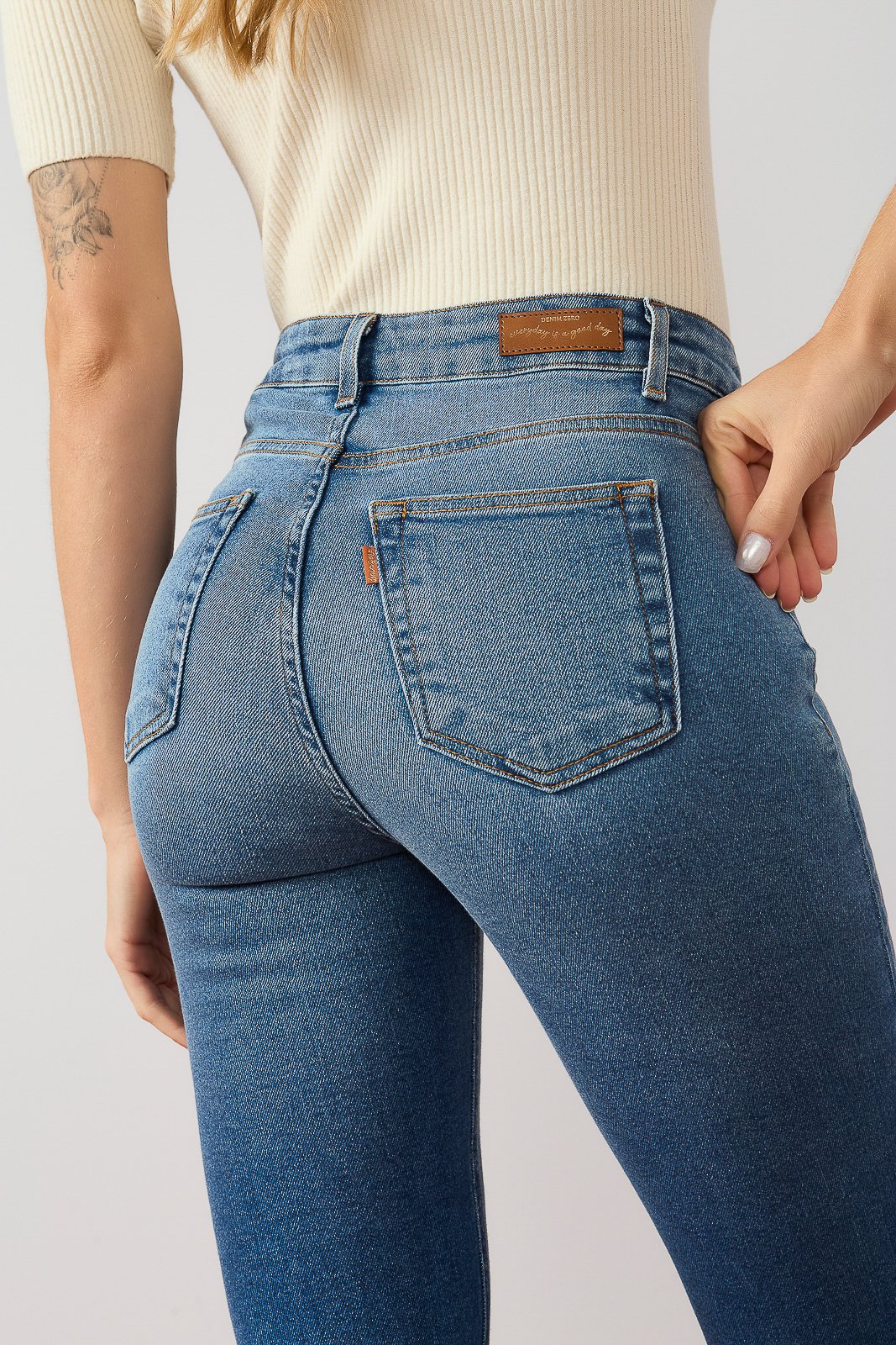 Calça Jeans Boot Cut Tradicional com Cintura Média - DZ20979