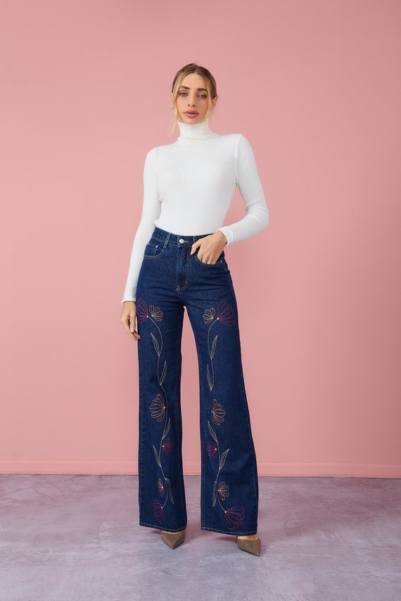 Calça Jeans Feminina Wide Leg Alongada com Detalhe Floral - DZ21045