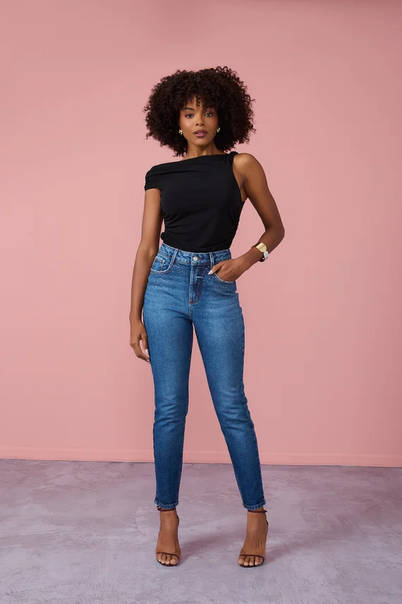 Calça Jeans Feminina Mom Fit Cigarrete com Aplicação de Strass - DZ21037
