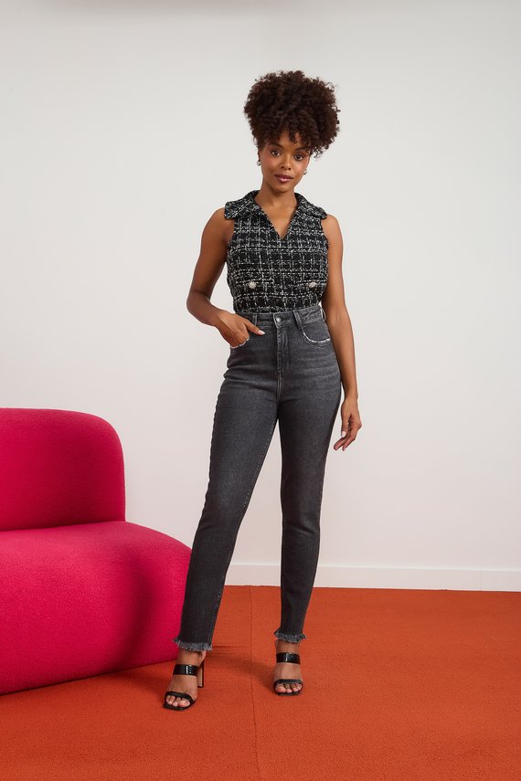 Calça Jeans Feminina Mom Fit Cigarrete com Barra Desfiada - DZ21034