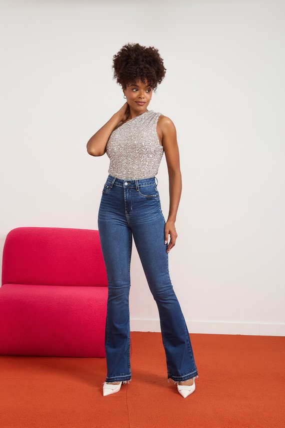 Calça Jeans Feminina Flare Alongada com Barra Desmanchada - DZ21029