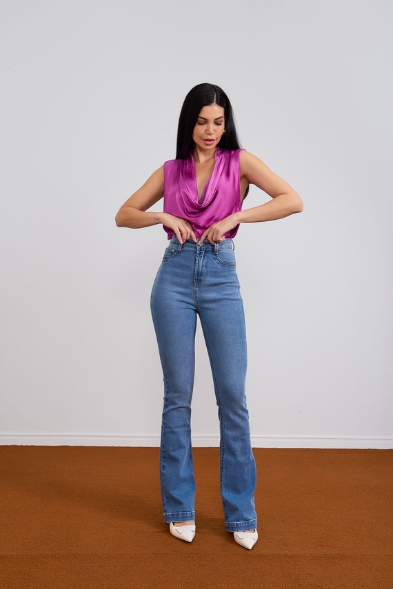 Calça Jeans Feminina Flare Alongada com Cintura Hot Pants - DZ21077