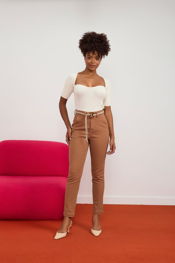 Calça Jeans Feminina Mom Fit Cigarrete com Barra Larga - DZ20991