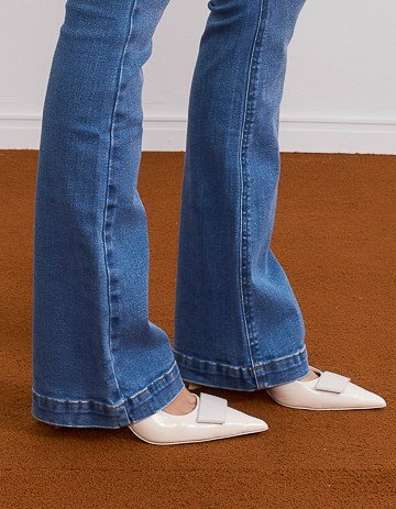 dz21077 re calca jeans feminina flare alongada com barra larga lado 2