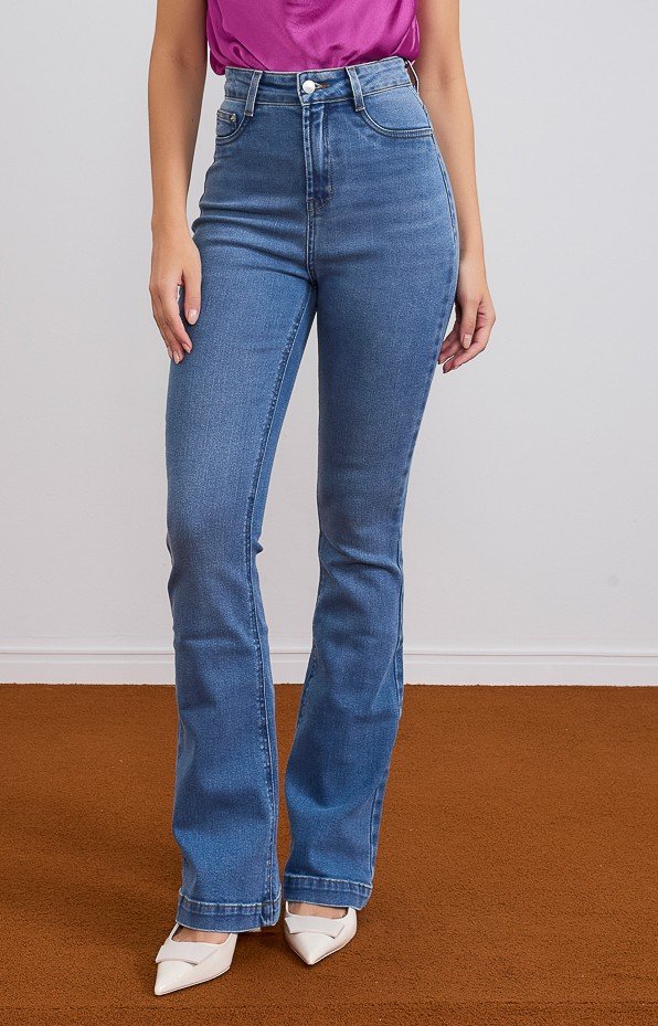 dz21077 re calca jeans feminina flare alongada com barra larga frente 2