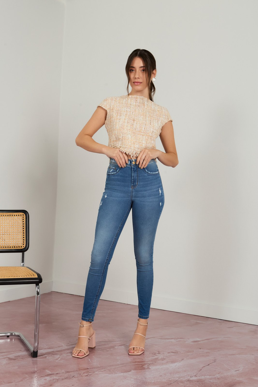 dz20790 re calca jeans feminina skinny cigarrete com leves puidos denim zero frente 2