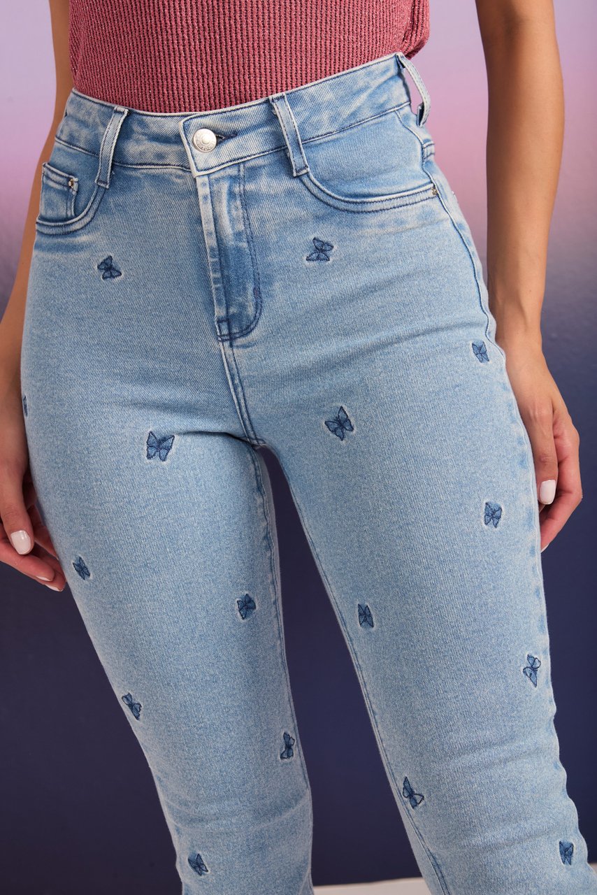 dz20931 com calca jeans feminina flare com detalhes de borboleta detalhe 3 easy resize com