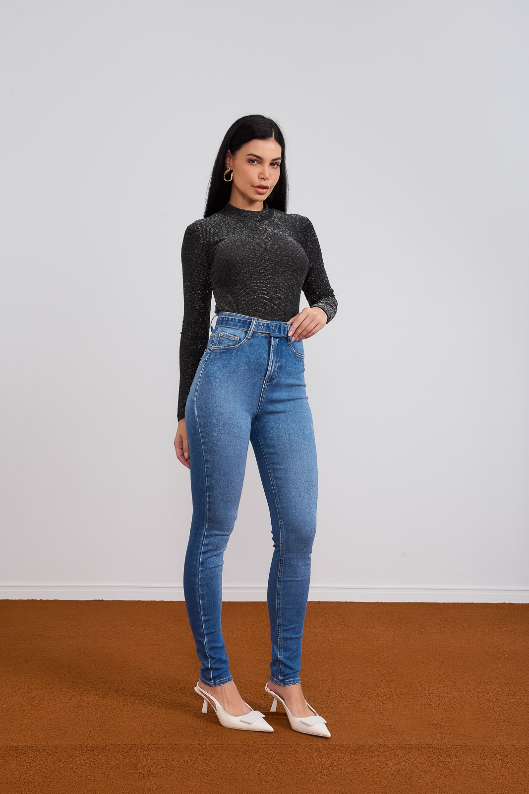 dz21069 re calca jeans feminina skinny tradicional com cinto decorativo frente 1