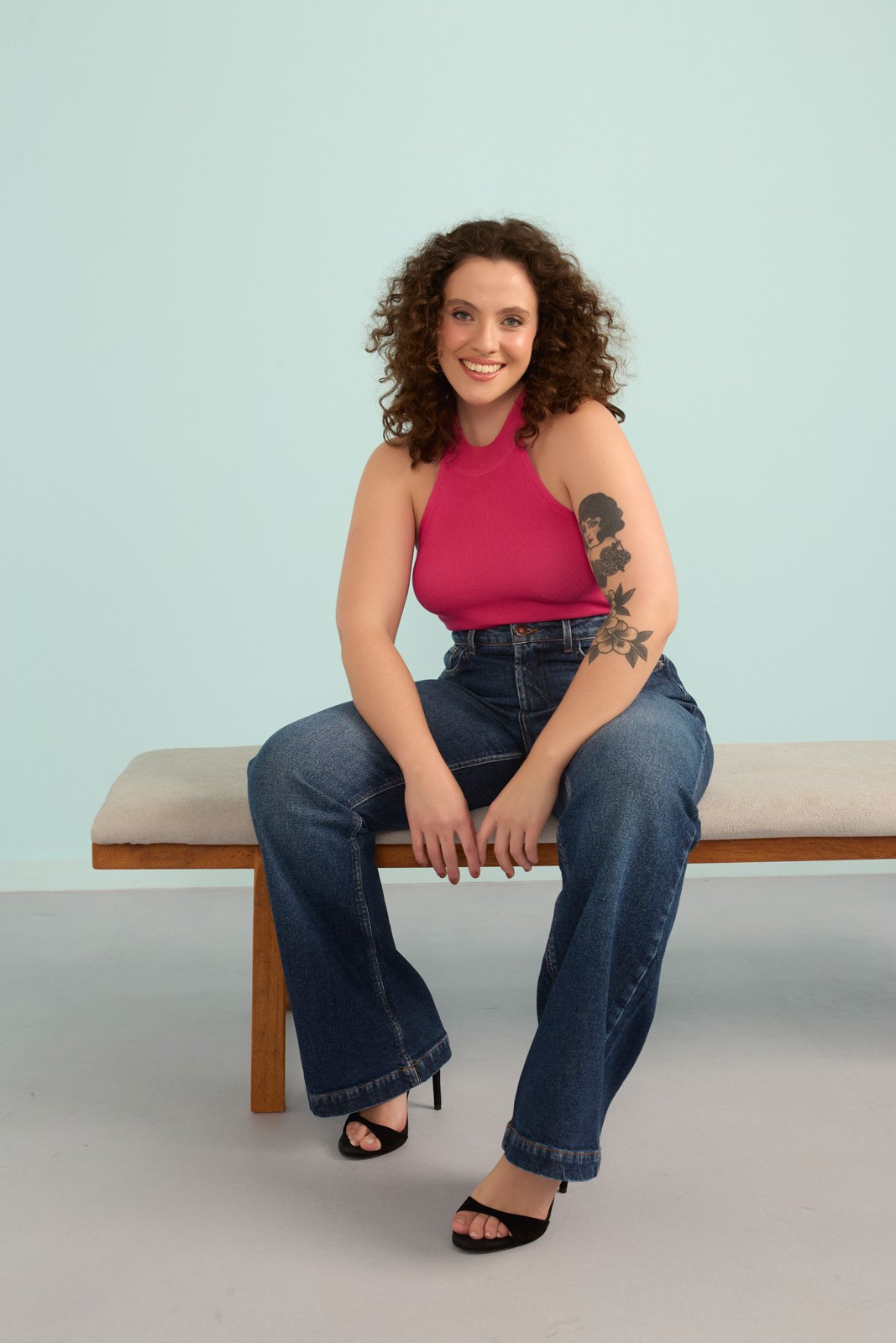 dz20881 com calca jeans feminina wide leg fit com barra dupla denim zero frente 9