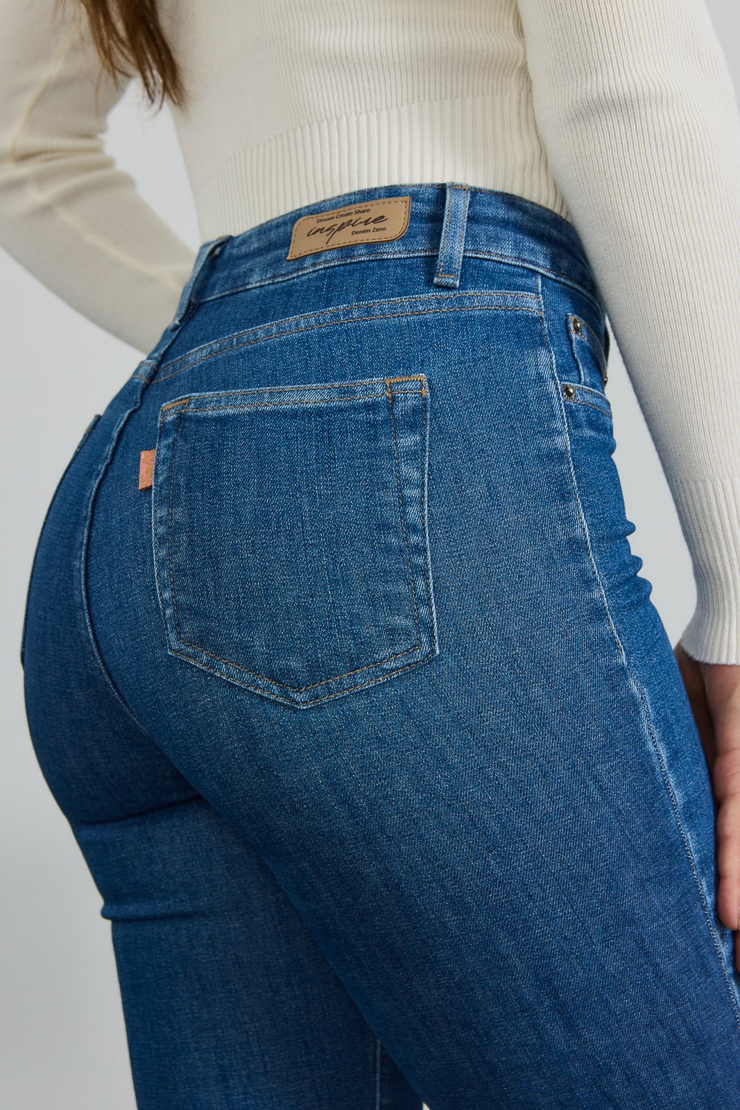 dz21115 re calca new boot cut tradicional com cintura media detalhe 2