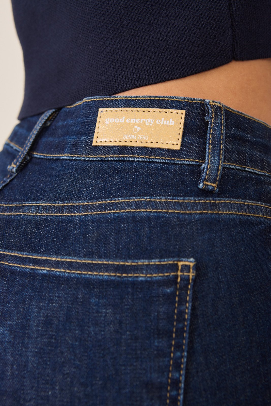 dz21178 com calca jeans feminina flare alongada com cintura media detalhe 1