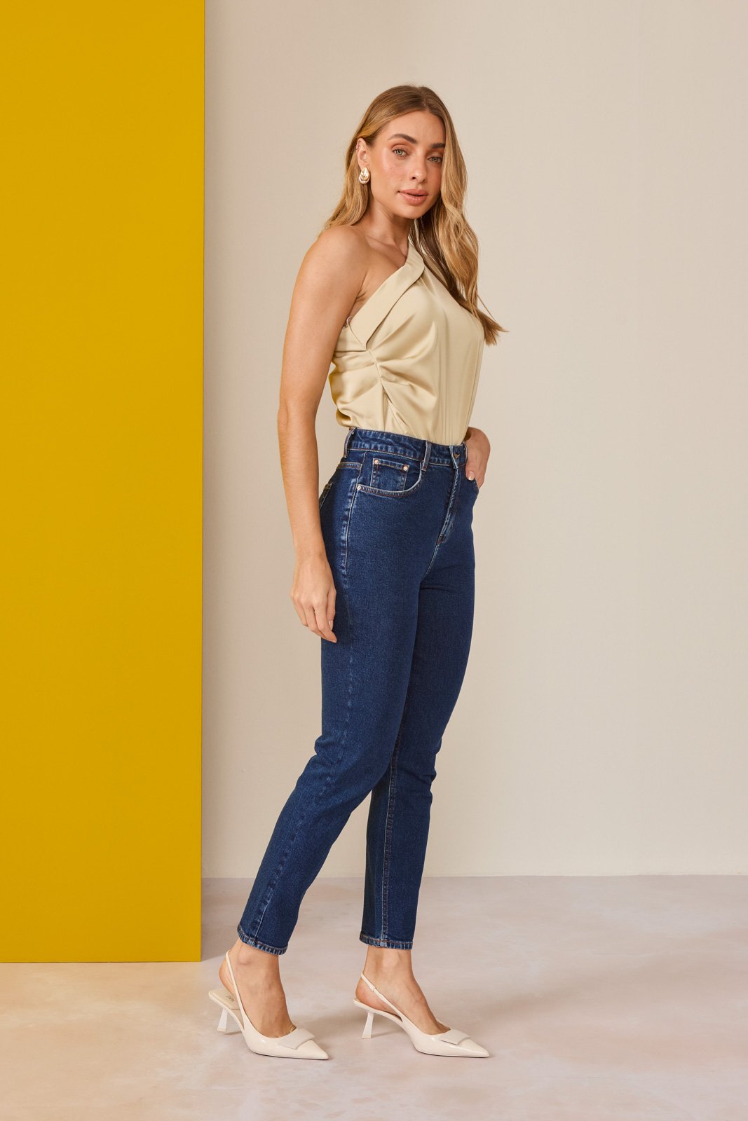 dz21154 com calca jeans feminina mom fit cigarrete com cintura alta lado 2