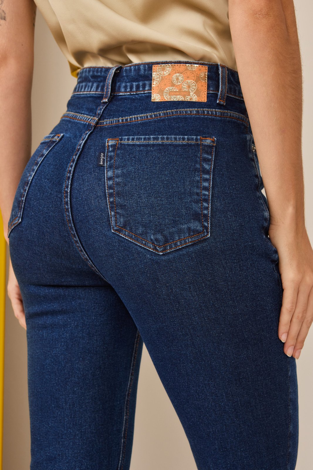 dz21154 com calca jeans feminina mom fit cigarrete com cintura alta detalhe 1