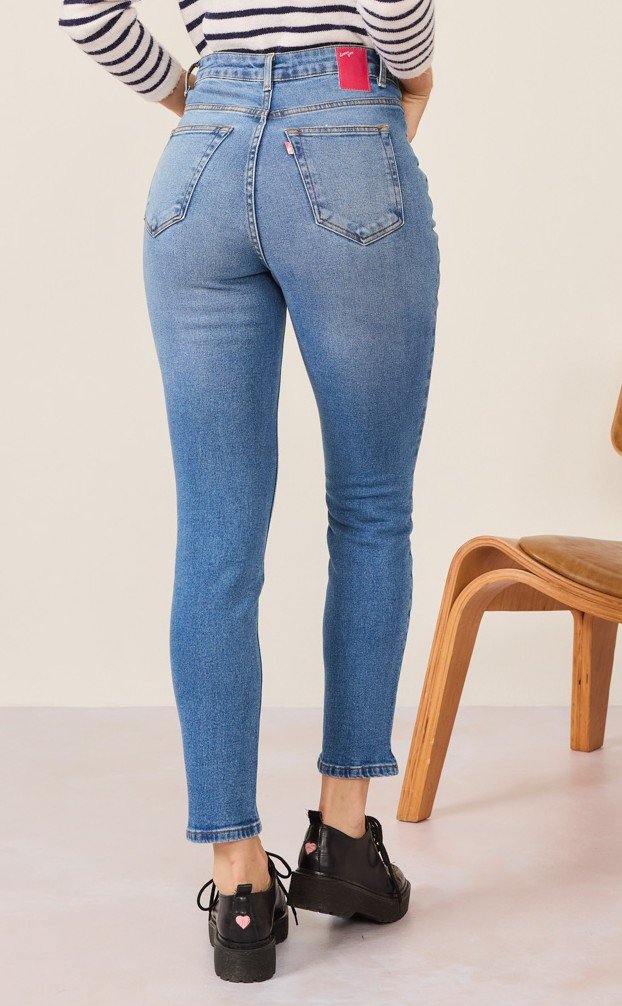 dz21155 com calca jeans feminina mom fit cigarrete com cintura alta costas 2