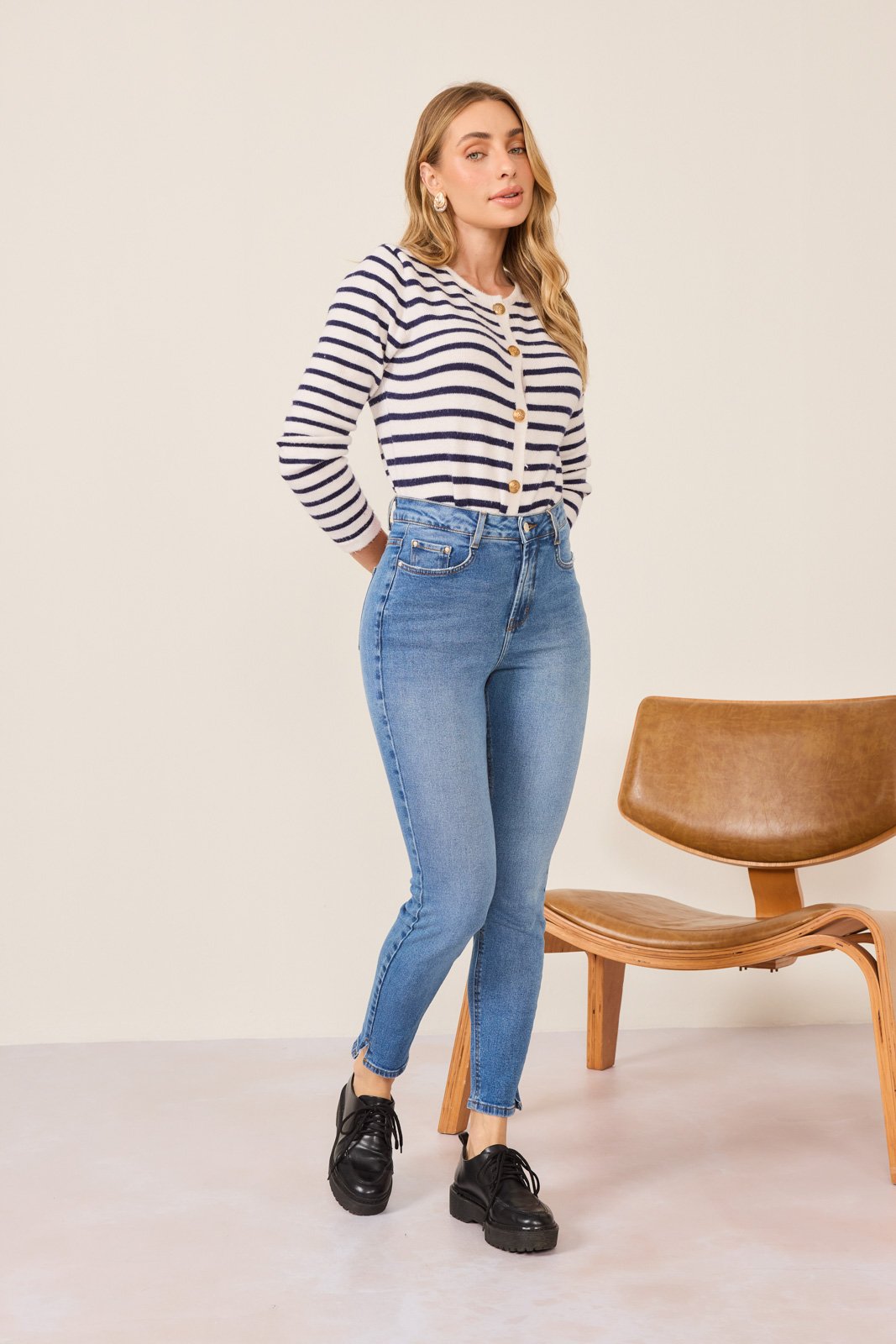 dz21155 com calca jeans feminina mom fit cigarrete com cintura alta frente 4