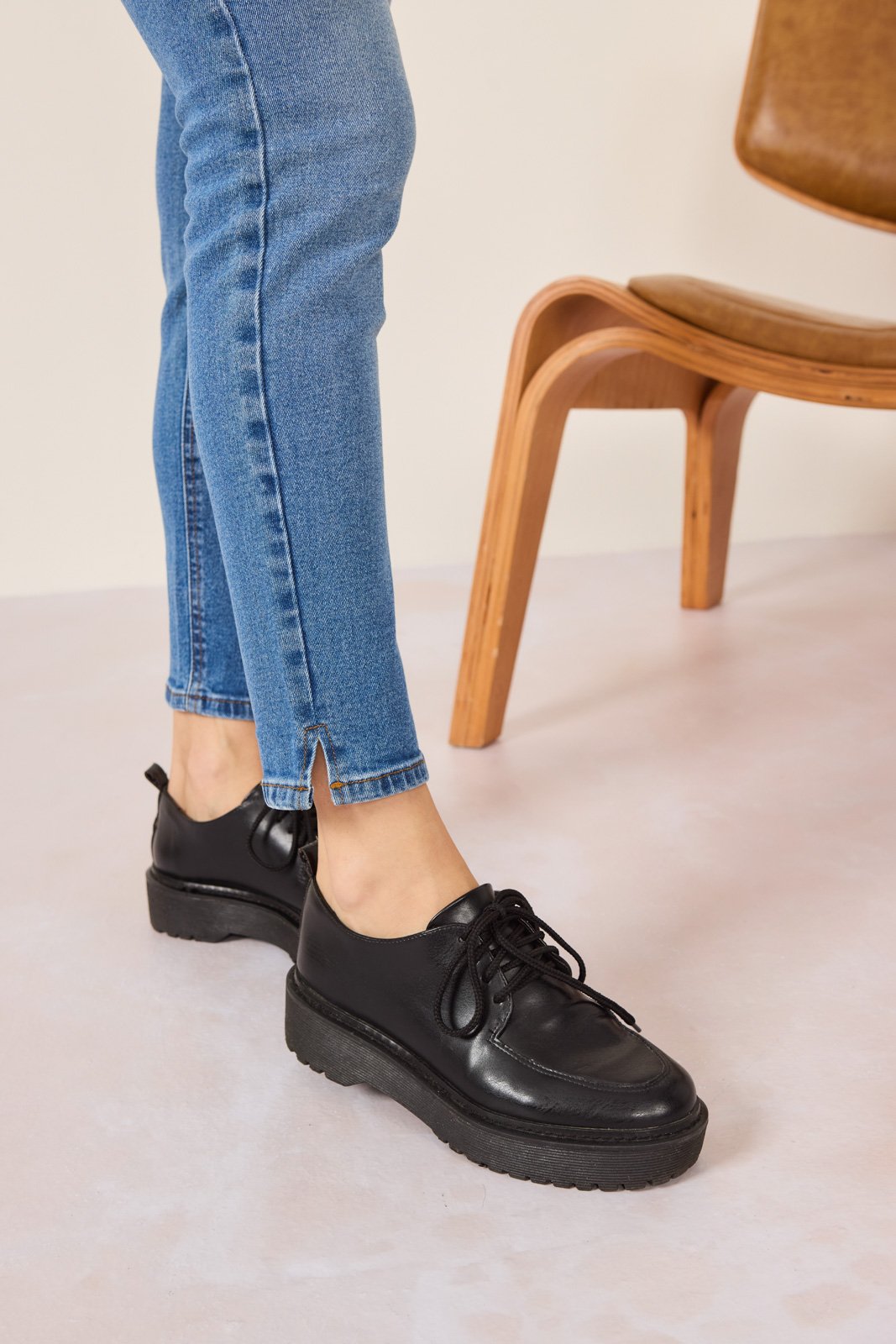 dz21155 com calca jeans feminina mom fit cigarrete com cintura alta detalhe 1