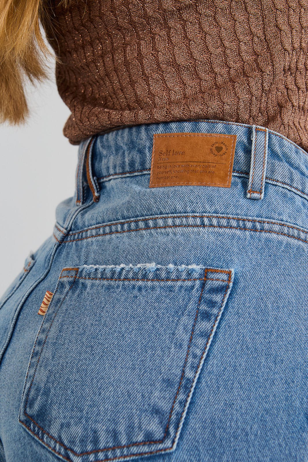 dz21121 alg calca mom cigarrete com cintura alta detalhe 1