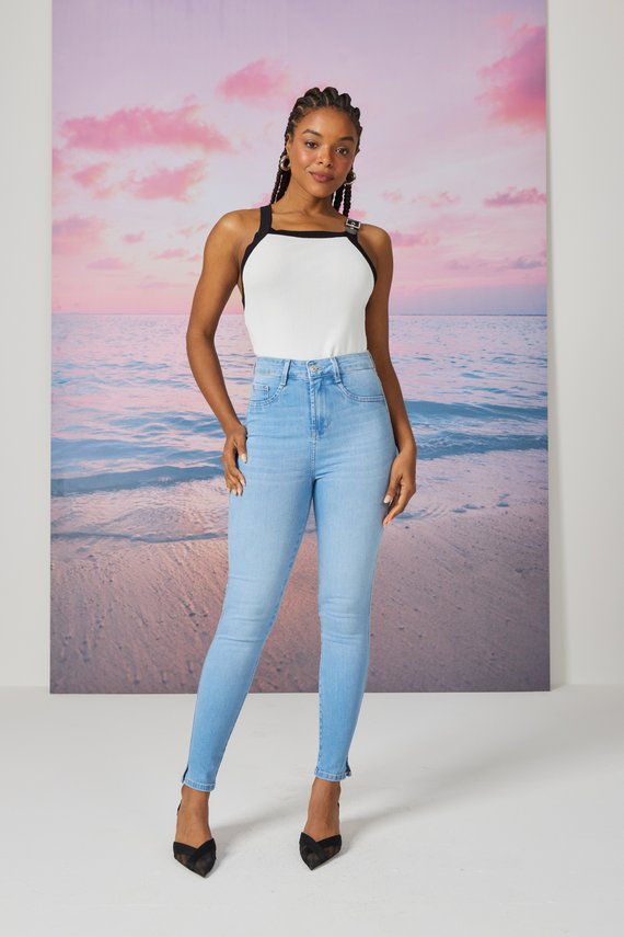 Calça Jeans Feminina Skinny Cigarrete com Cintura Hot Pants - DZ21243