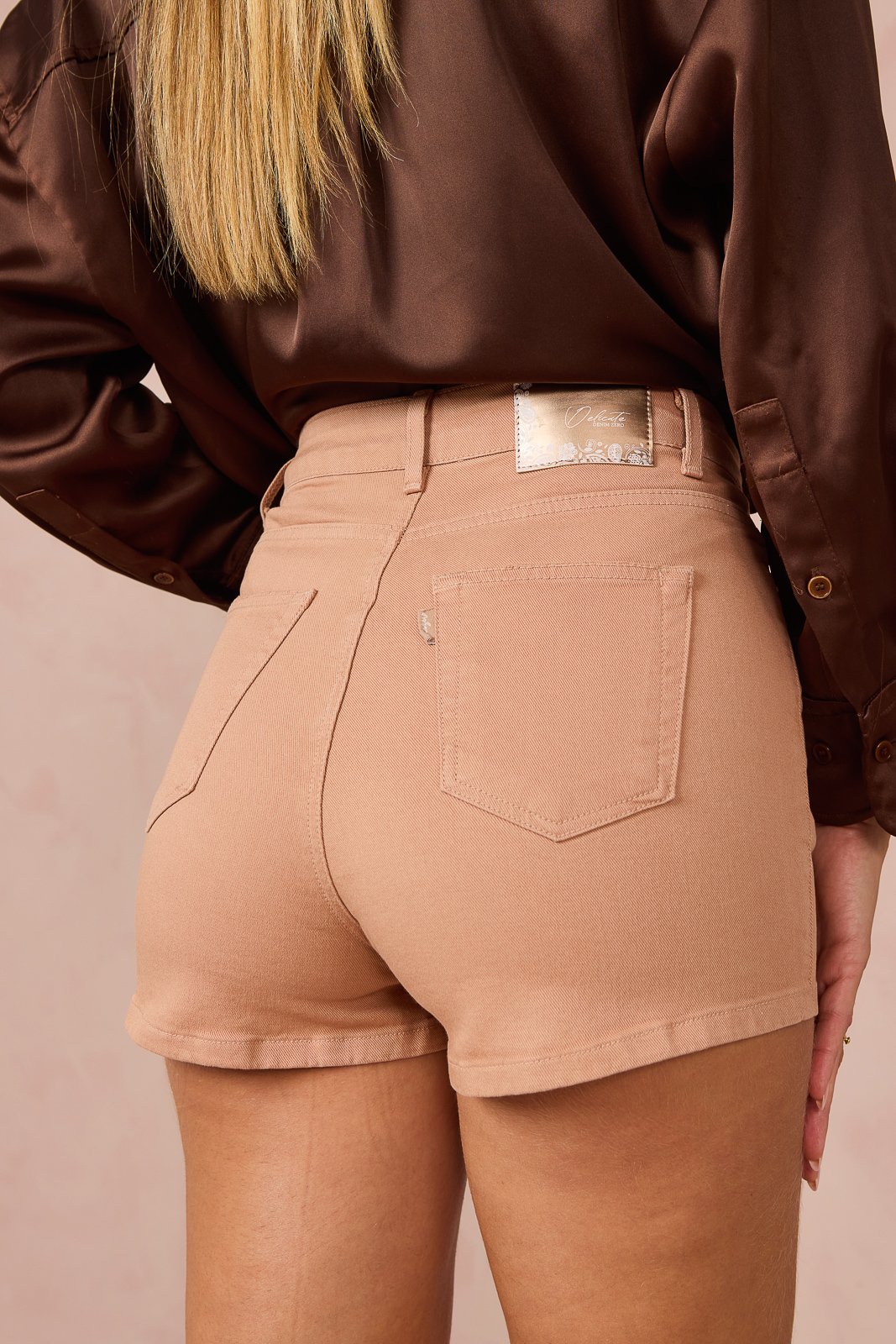 dz6823 com shorts jeans feminino setentinha fit mini com cintura alta detalhe 1