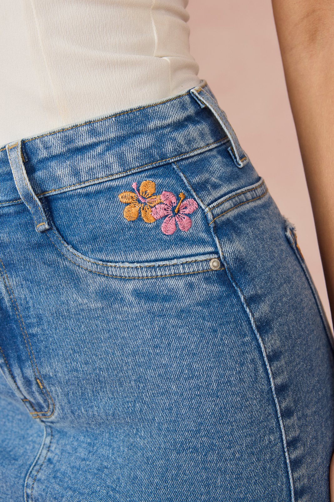 dz7330 com saia jeans feminina tubinho curta com cintura hot pants detalhe 6