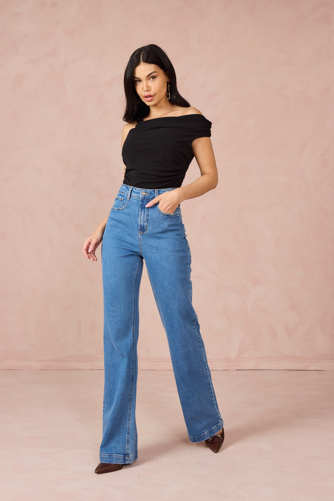 dz21193 com calca jeans feminina wide leg fit alongada com cintura alta frente 3