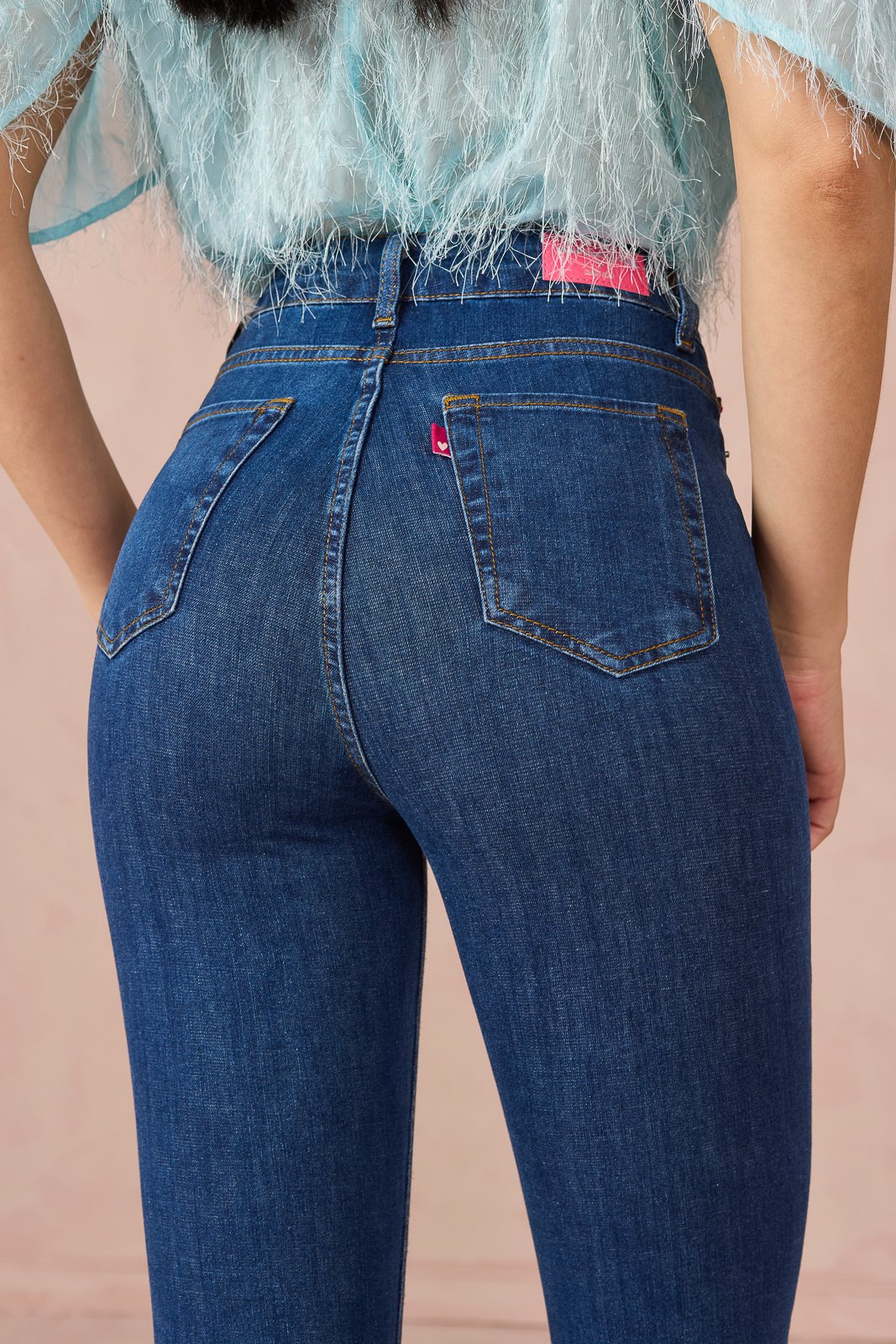 dz21179 ts calca jeans feminina flare alongada com cintura media detalhe 1