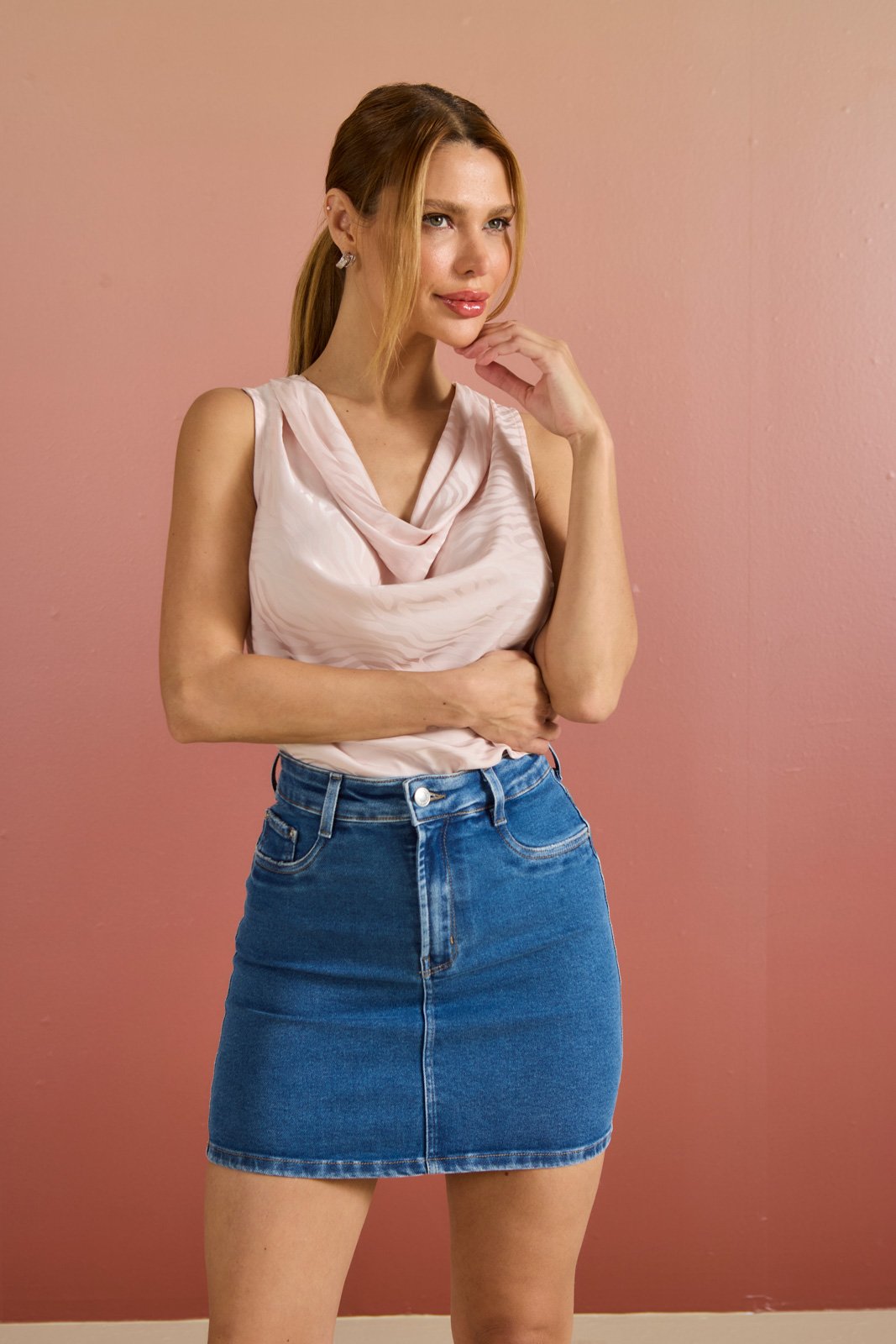 dz7337 com saia jeans feminina tubinho curta hot pants frente 6