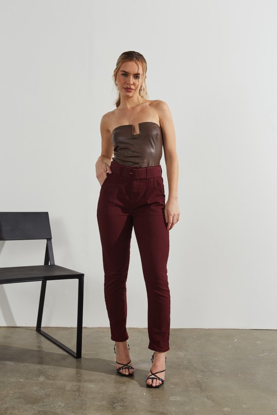 Calça Jeans Feminina Mom Fit com Cinto - DZ20283