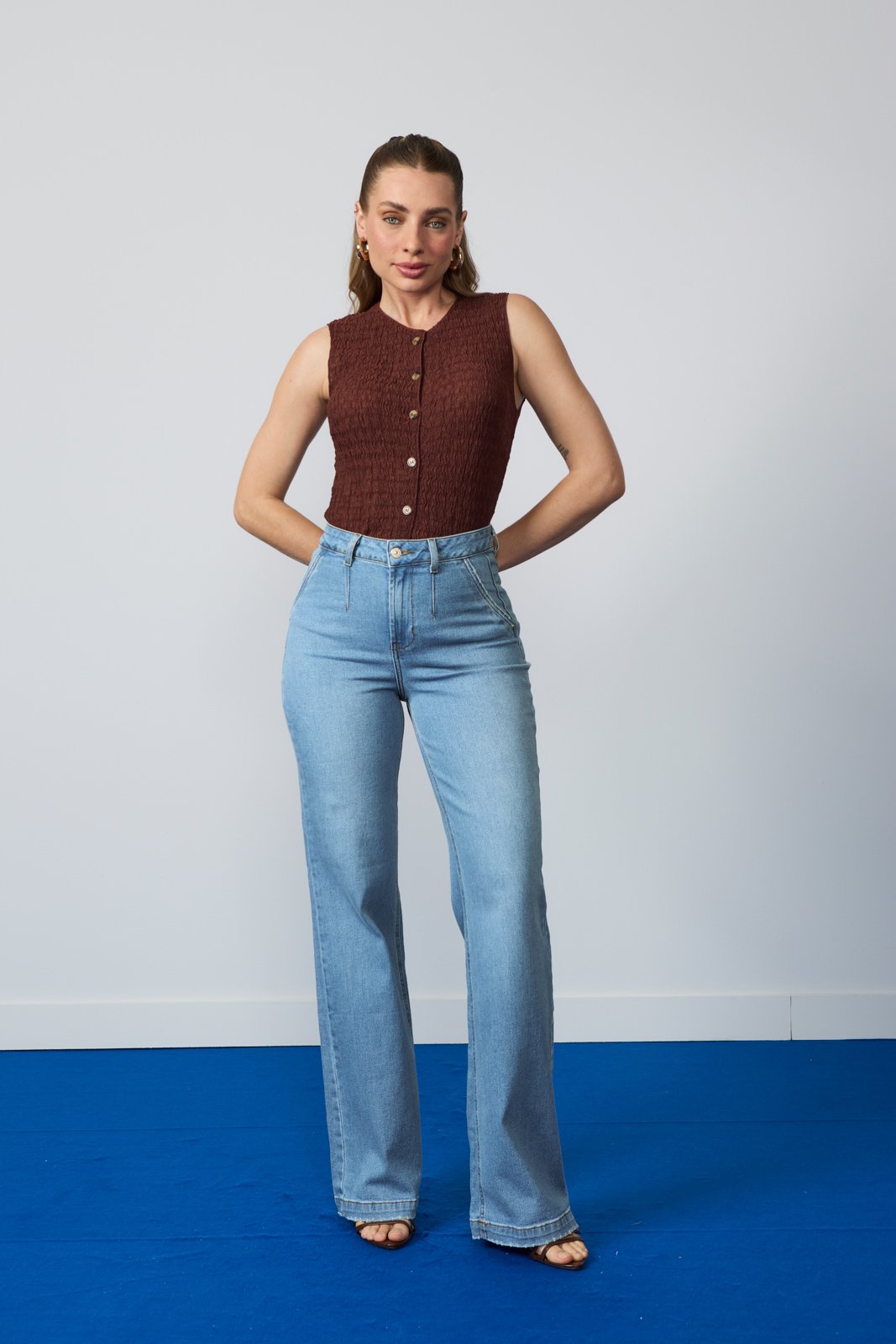 dz21330 com calca jeans feminina wide leg fit cintura alta alongada frente 2