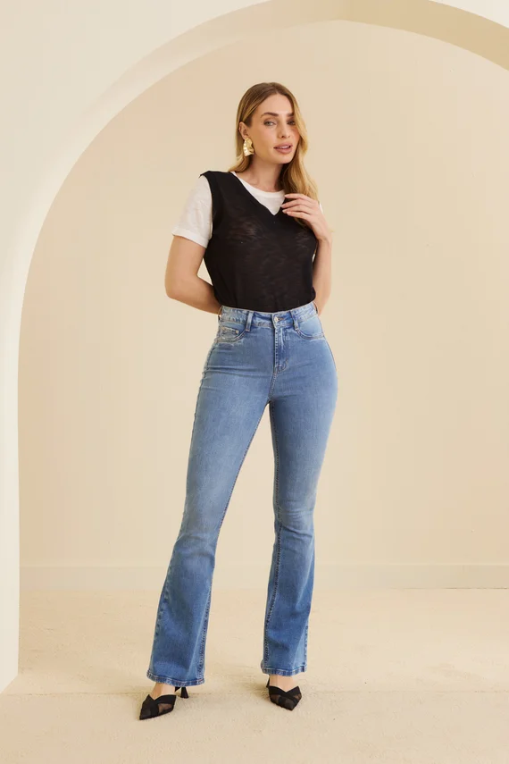 Calça Jeans Feminina Flare Alongada Cintura Hot Pants - DZ21383