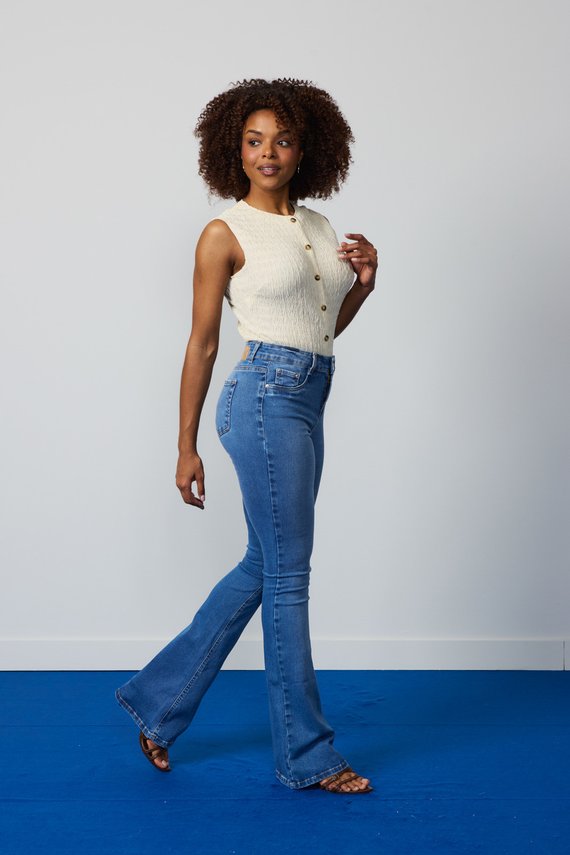 Calça Jeans Feminina Flare Alongada Cintura Media - DZ21344