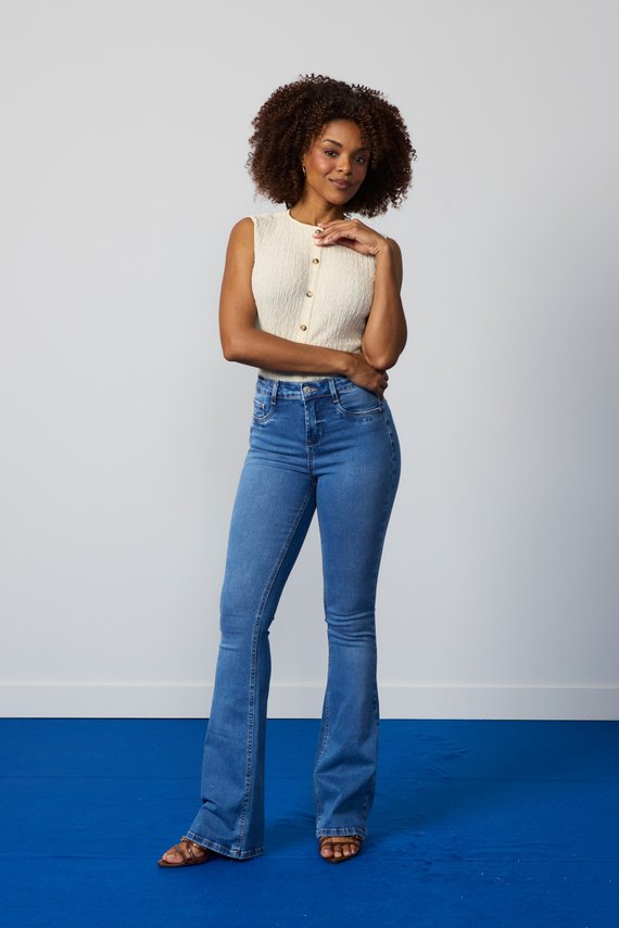 Calça Jeans Feminina Flare Alongada Cintura Media - DZ21344