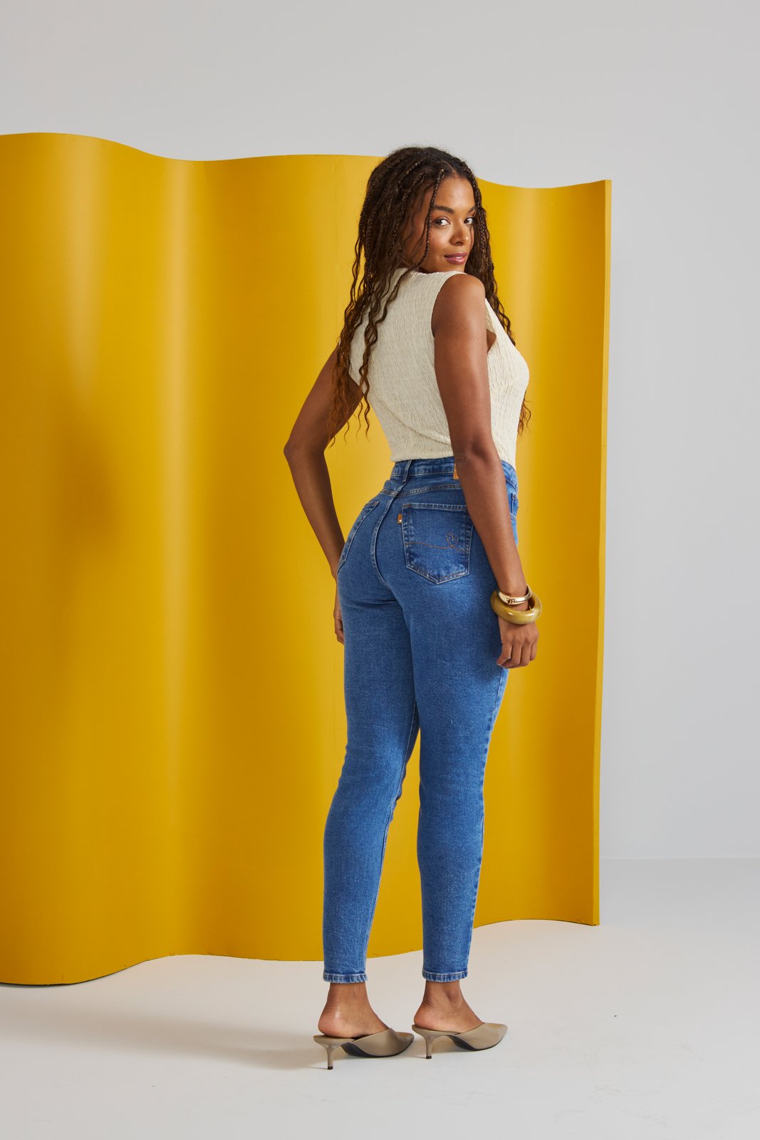 dz21471 com calca jeans feminina mom fit cigarrete cintura alta costas 1