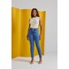 dz21471 com calca jeans feminina mom fit cigarrete cintura alta frente 3
