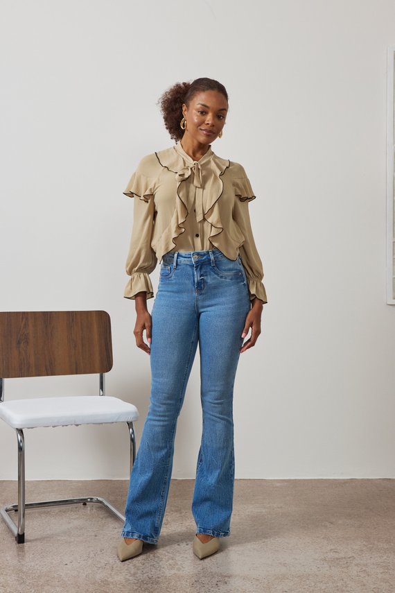 Calça Jeans Feminina Flare Alongada Cintura Média - DZ21547